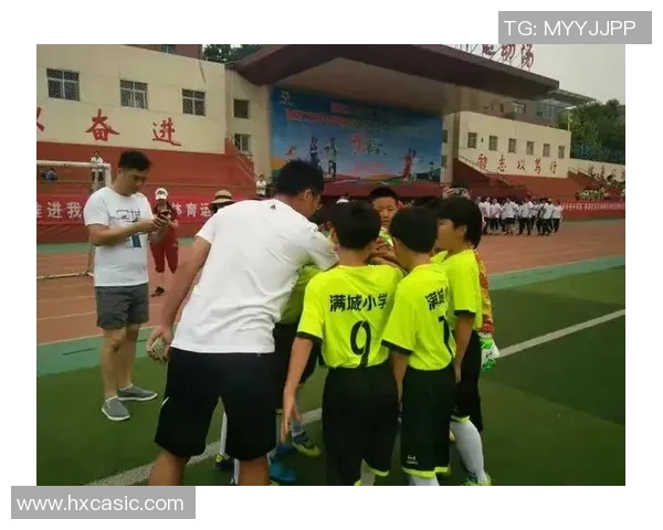 儿童与足球明星亲密合影展现梦想与希望的美好瞬间