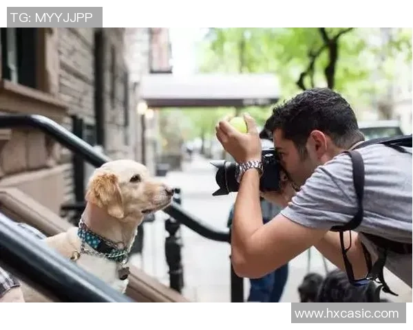 足球明星街头闲逛时尚瞬间展现独特魅力与生活态度