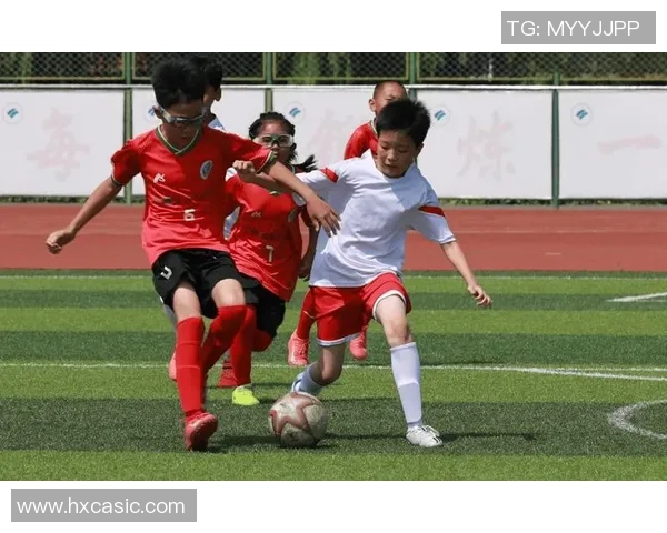 两个学校的小足球队在绿茵场上激烈角逐展现青春风采与团队精神